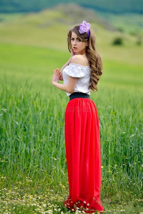 Belle Fille Sur Le Champ De Floraison De Pavot Image Stock Image Du