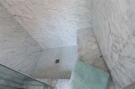 Carrara Marble Shower Seat And Threshold Clásico Renovado Cuarto De