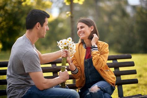 L Homme Donne Des Fleurs Photo Stock Image Du Romantique 131377630