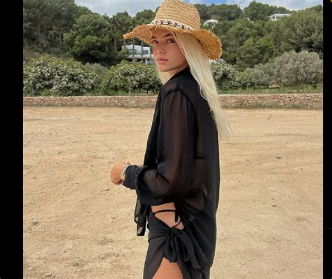 Too Hot To Handle Meet Elys Hutchinson Parents Elys