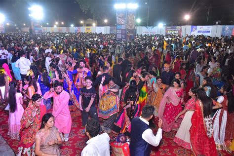 Devotees Performed Garba Dance In Pandals Including College Grounds कॉलेज मैदान सहित पंडालों