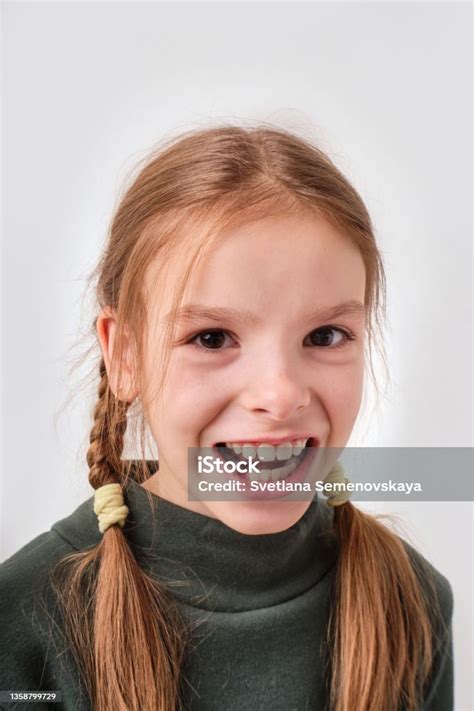 Foto De Retrato Sorridente Menina De 9 Anos Com Um Dente De Leite