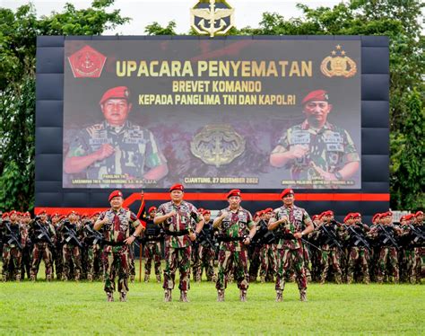 Danjen Kopassus Sematkan Baret Merah Dan Brevet Komando Kepada Panglima