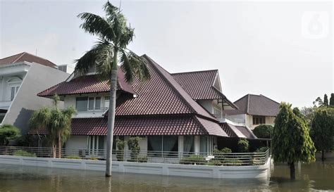 Foto Banjir Rob Rendam Perumahan Pantai Mutiara Akibat Tanggul Jebol