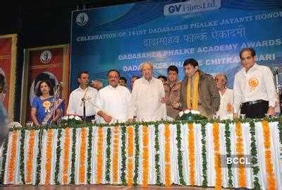 Dev Anand arrives during Dadasaheb Phalke Awards 2010 at Bhaidas Hall in Mumbai - Photogallery