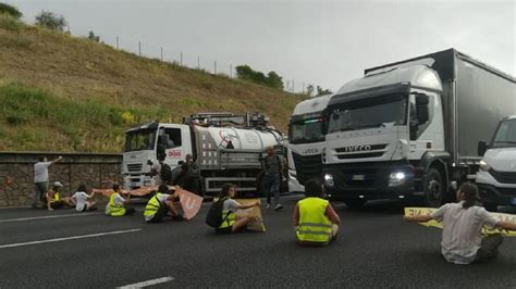 La Card Di Pietrangelo Buttafuoco Gli Incazzati Se Ne Vanno I Blocchi