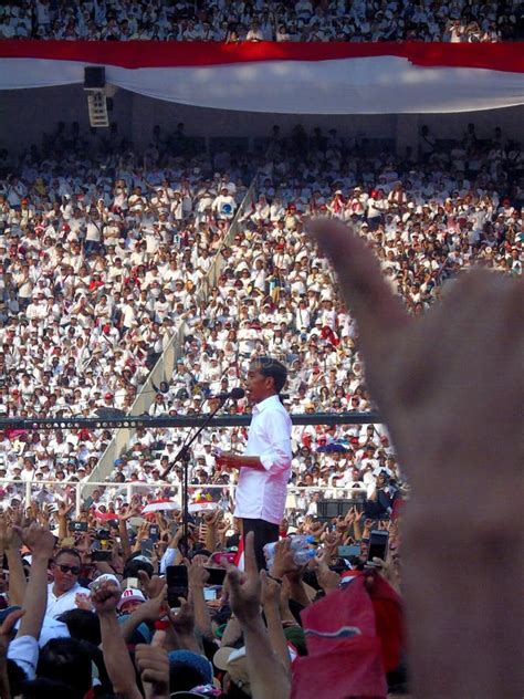 Candidatos A Campa A De Presidente Joko Widodo Delante De Cientos De