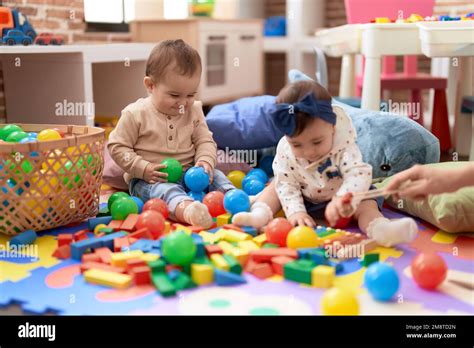 Dos Ni Os Peque Os Jugando Con Pelotas Y Xil Fono Sentados En El Piso