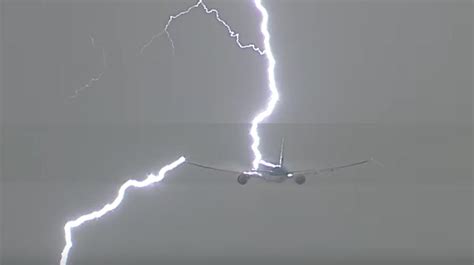 Video Klm Boeing 777 300 Kl743 Struck By Lightning After Departure