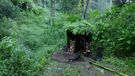 Solo Camping Hujan Deras Membuat Shelter Dan Kolam Di Tengah Hutan