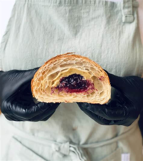 Croissant Pistacja Porzeczka Od Ok Wie O Upieczona Piekarnia