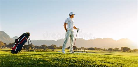 Jogador De Golfe Masculino Profissional No Campo Foto De Stock Imagem