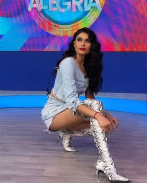 Kristal Silva Sorprende Con Microfalda Y Maxibotas En Tendencia