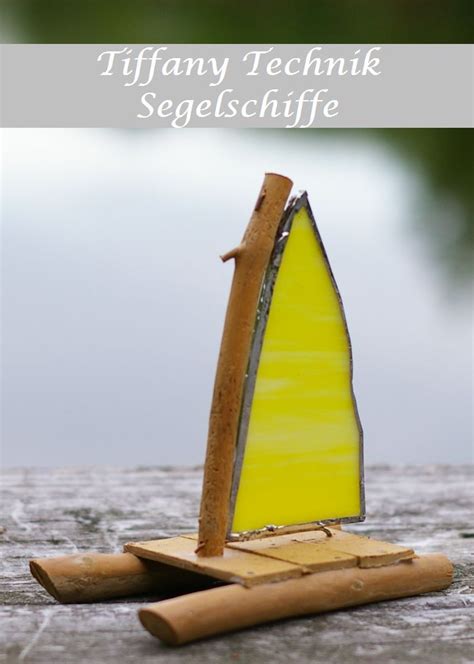 Schöner Katamaran aus Treibholz und Segeln aus gelbem Tiffanyglas Eine