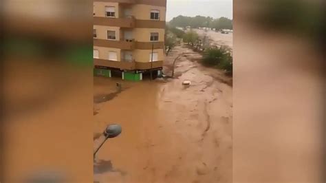 El R O Magro Se Desborda En Utiel Y Arrastra A Su Paso Coches Y