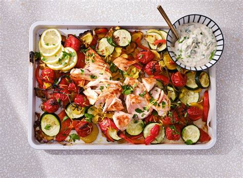 Traybake Met Zalm Courgette Paprika En Peen Met Bonendip Recept