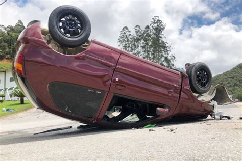 Carro tomba após acidente caminhão na Rodovia Ivo Silveira em