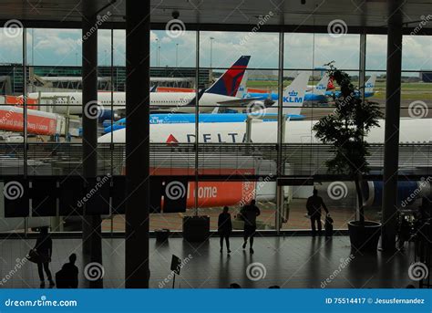 I Passeggeri Guardano Gli Aeroplani Parcheggiati Da Klm E Da Delta