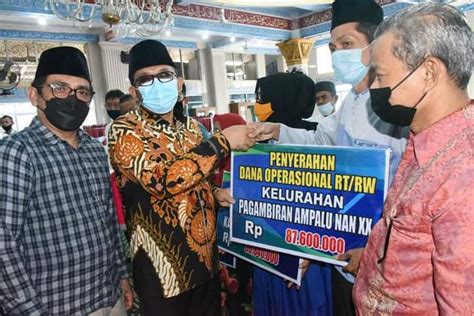 Serahkan Dana Operasional Rt Rw Di Kecamatan Lubeg Wako Hendri Septa