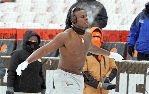 Browns tight end David Njoku lives up to promise to warm up shirtless ...