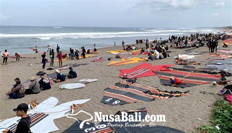 Nusabali Ratusan Layang Layang Hiasi Langit Pantai Berawa