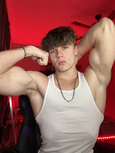 BOYSFEETFANSPAIN🇪🇦: Armpits and feet Kevin @Kevin_Biceps in Twitter and