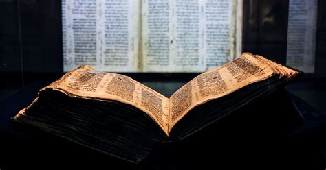 Nueva York subasta la Biblia más antigua que se conoce