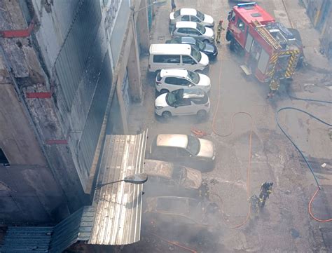 Provoca con un cigarrillo un incendio que afectó a tres coches y una