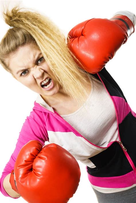 Guantes De Boxeo De La Mujer Que Desgastan Enojada Foto De Archivo