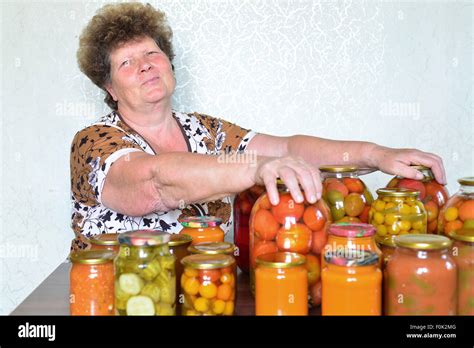 Mature Housewife Hi Res Stock Photography And Images Alamy