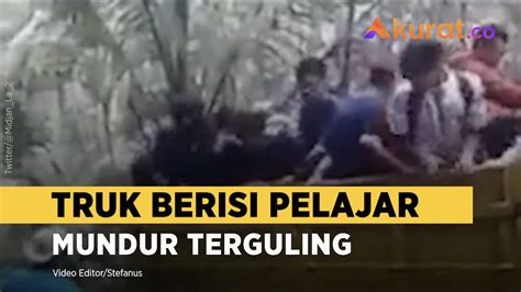 Truck Mengangkut Puluhan Pelajar Di Terguling Di Jalan Umum Kabupaten