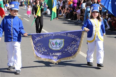 Escolas públicas participam de desfile cívico na avenida Luís de Camões