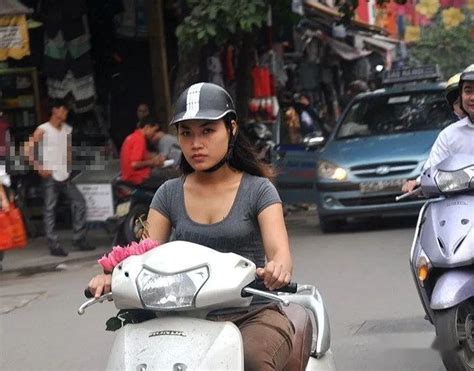 越南美女骑摩托车，游客看到眼花 知乎