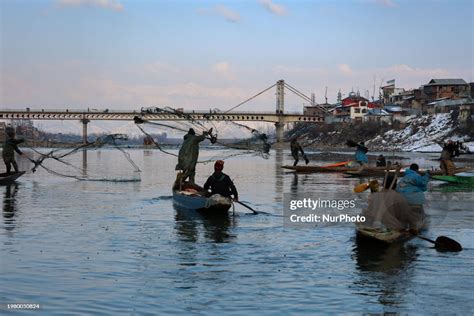fishermen  casting  nets  catch fish   river jhelum