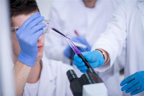 Joven Estudiante Con Gafas Protectoras Haciendo Experimentos De Qu Mica