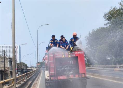 Tekan Polusi Udara Bpbd Kota Tangerang Intensifkan Penyemprotan Jalan