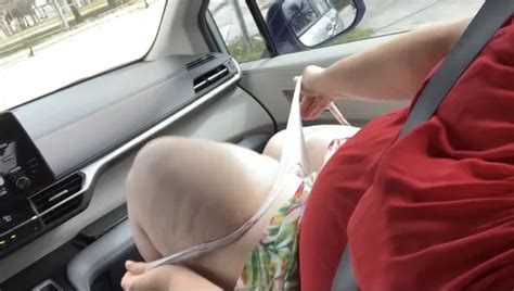 Heiße geile sexy MILF Mutter mit dicken Titten mit dicken Titten erwischt beim Masturbieren