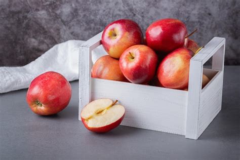 Manzanas Rojas Frescas En Una Caja De Madera Sobre Un Fondo Gris