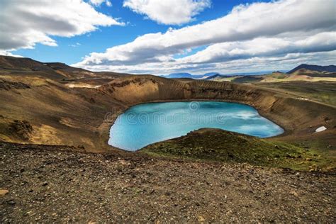 Cratera Do Vulcão Um Lago Para Dentro Paisagem De Islândia Imagem