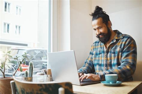 Laptop De Cafeteria E Homem Planejando Um Projeto Para Um Trabalho