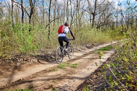 ERRORES COMUNES AL PRACTICAR CICLISMO QUE DEBES EVITAR Run On World