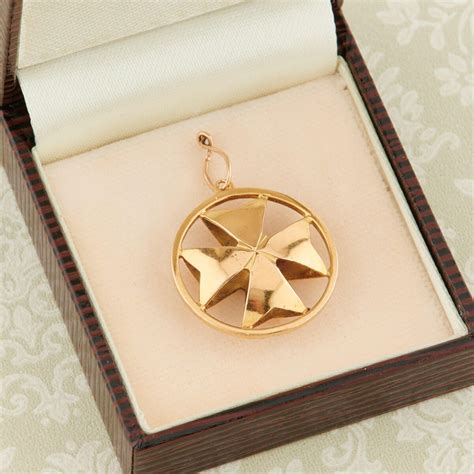 18ct Gold Maltese Cross Pendant