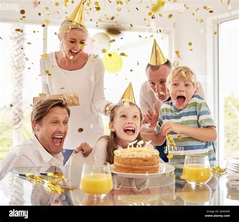 Alegre Familia Feliz Generacional Usando Sombreros De Fiesta Mientras