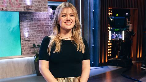 Kelly Clarkson Debuts Sassy New Bangs After Losing A Dramatic Amount Of