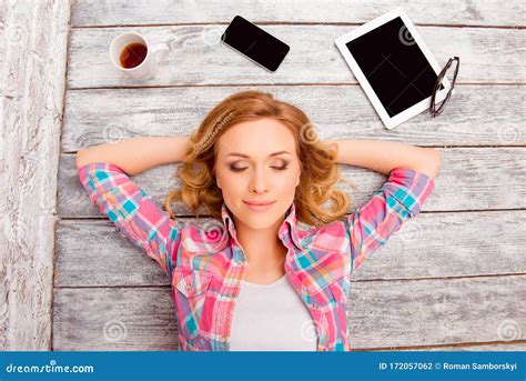 Portrait De La Jeune Jolie Blonde Mignonne Qui Dort Sur Le Sol Photo Stock Image Du Beau