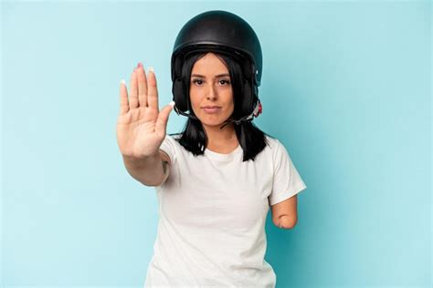 Joven mujer caucásica con un brazo que llevaba un casco de motocicleta