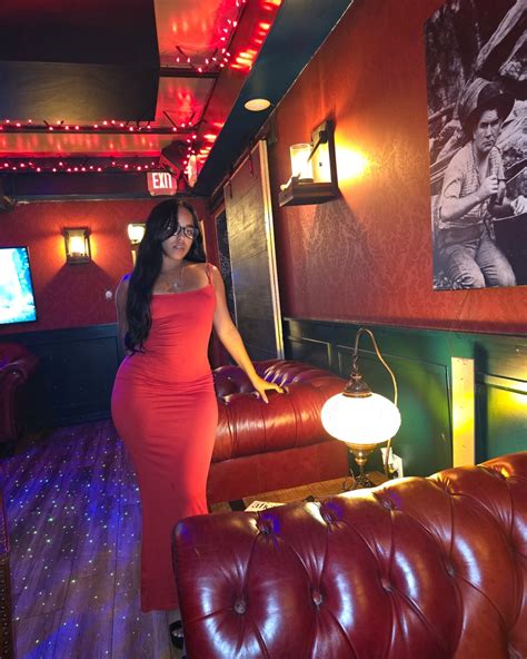 Gabriela Suarez 💋👑💄 | 🥀🍷🍓 . #red #longhair #instagram #fypシ