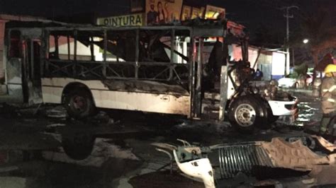 Incendio devora un camión urbano en colonia Agrarista de la Culiacán