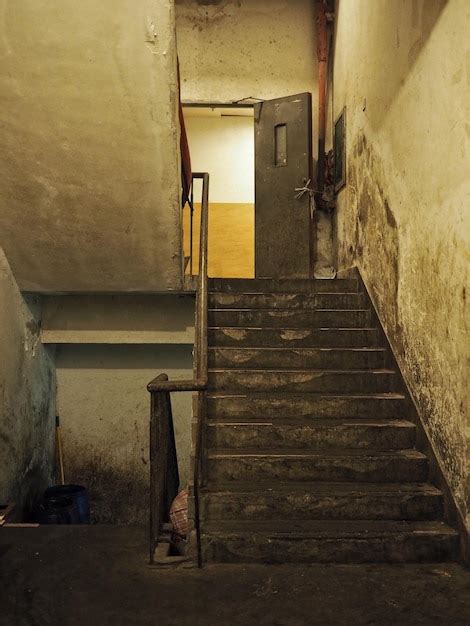 Pasos En Un Edificio Abandonado Foto Premium