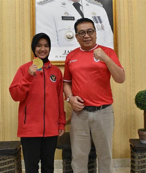 Pj Wako Payakumbuh Jasman Jamu Atlet Karate Zahratus Syifa Peraih